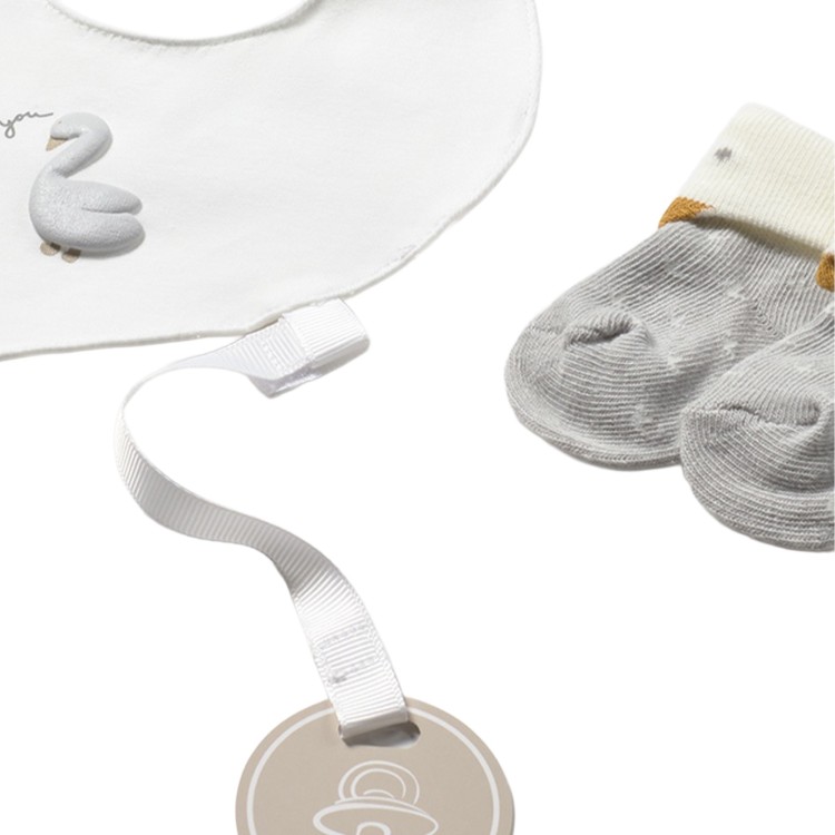 MAYORAL NEWBORN Set di tutina bianca, calzini e bavetta neonato